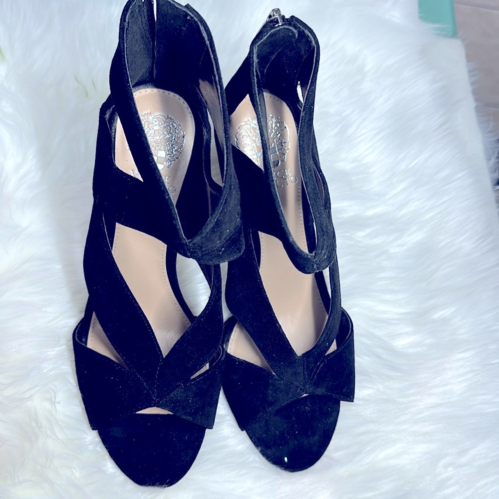 Brand new shoes 👠 never worn, i bought 60 buck asking 37